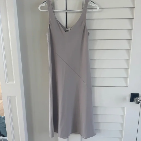 Dresses - Picture 4 of 10